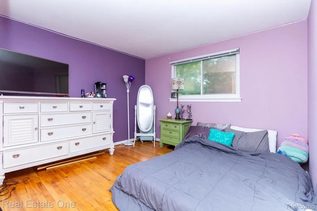 6011 Walker Drive Troy City MI 48085