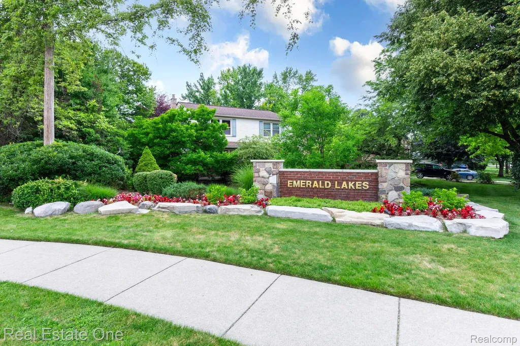 6011 Walker Drive Troy City MI 48085