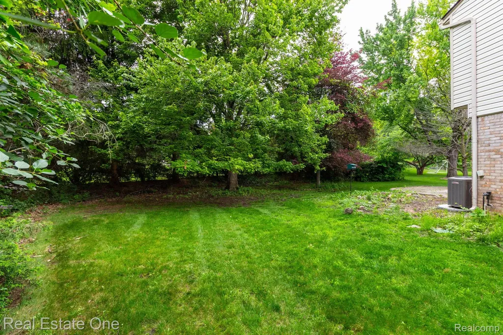 6011 Walker Drive Troy City MI 48085