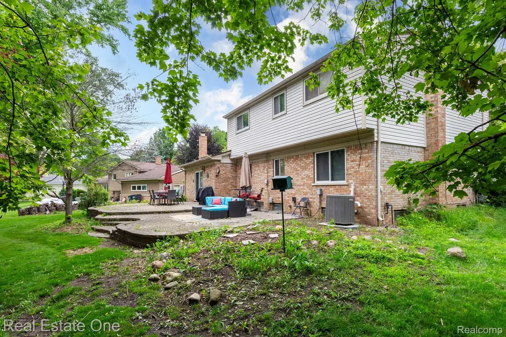 6011 Walker Drive Troy City MI 48085
