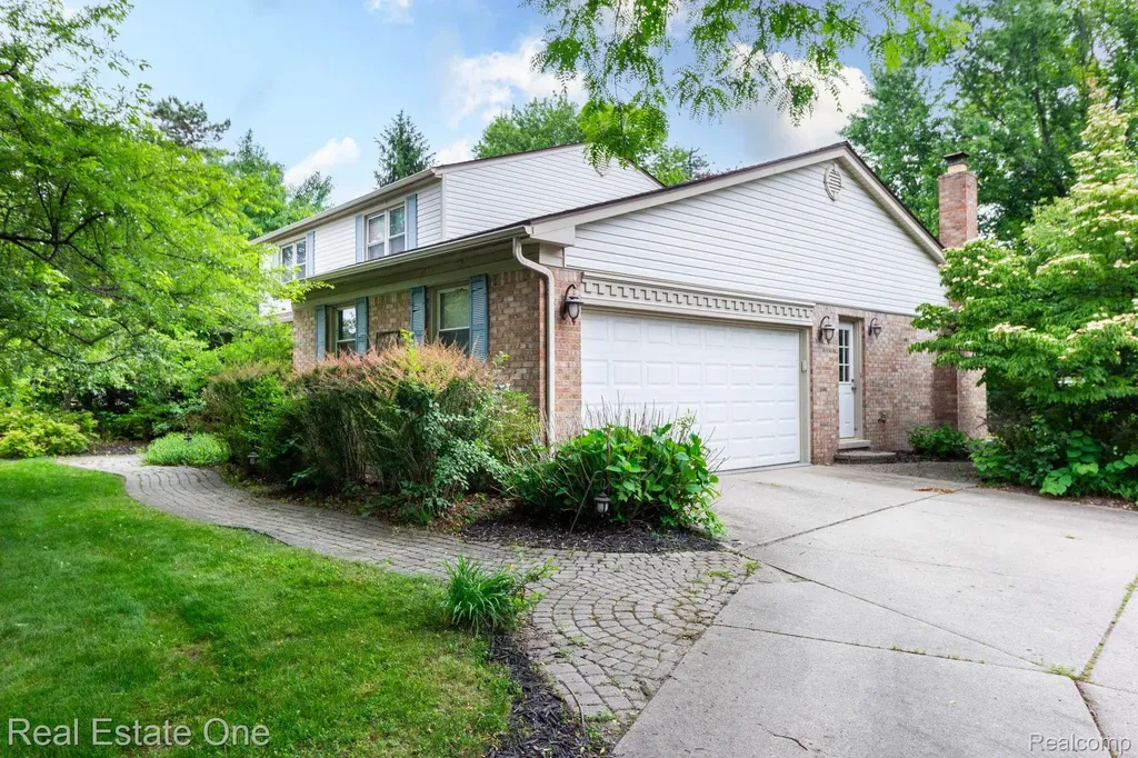 6011 Walker Drive Troy City MI 48085