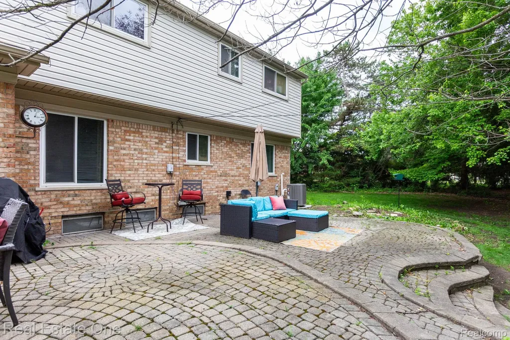 6011 Walker Drive Troy City MI 48085