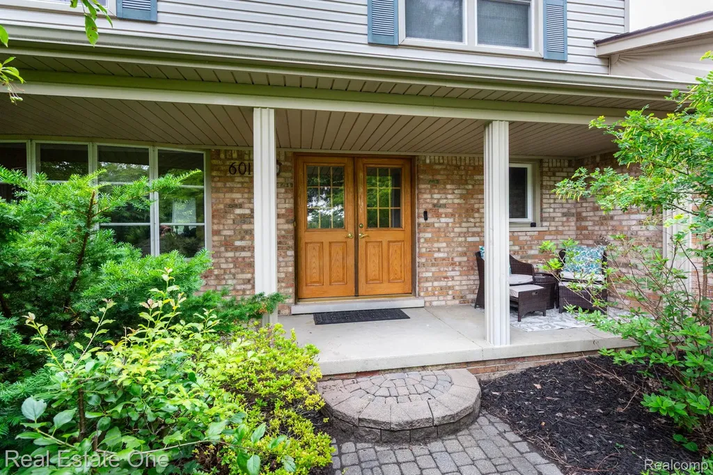 6011 Walker Drive Troy City MI 48085