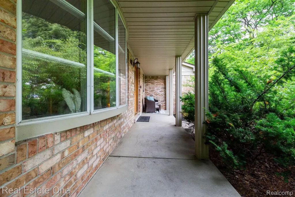 6011 Walker Drive Troy City MI 48085