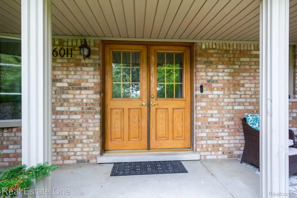 6011 Walker Drive Troy City MI 48085