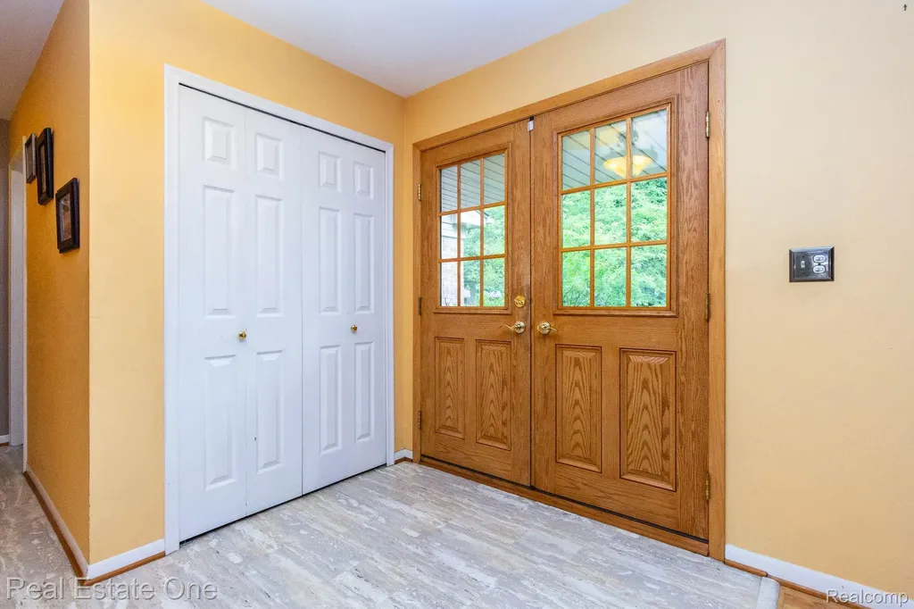 6011 Walker Drive Troy City MI 48085