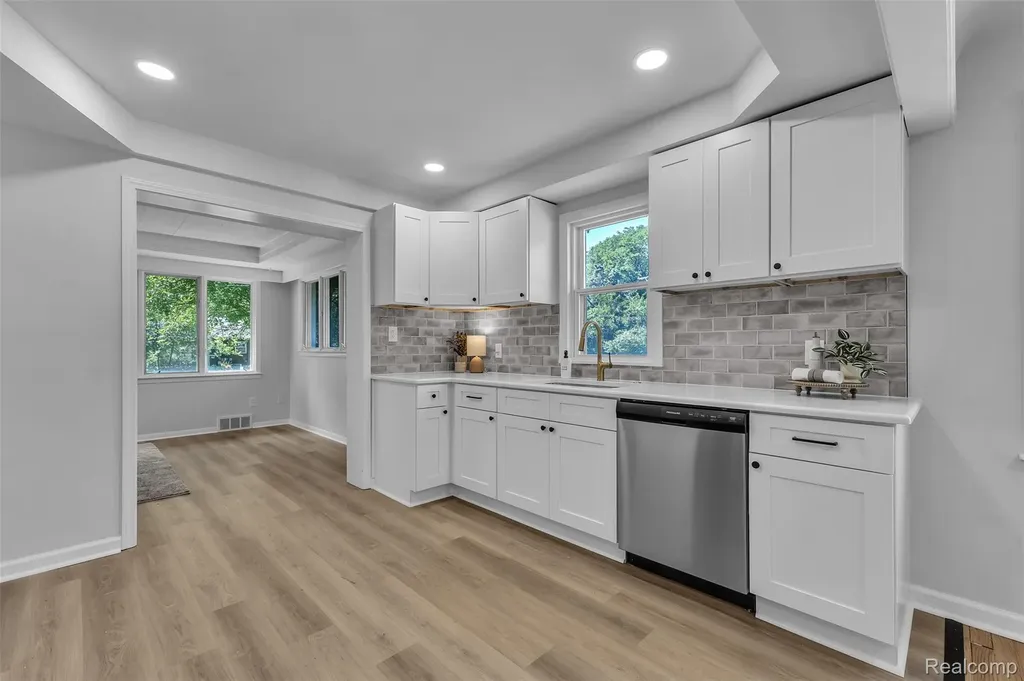 14221 Crosley Redford Charter Township MI 48239