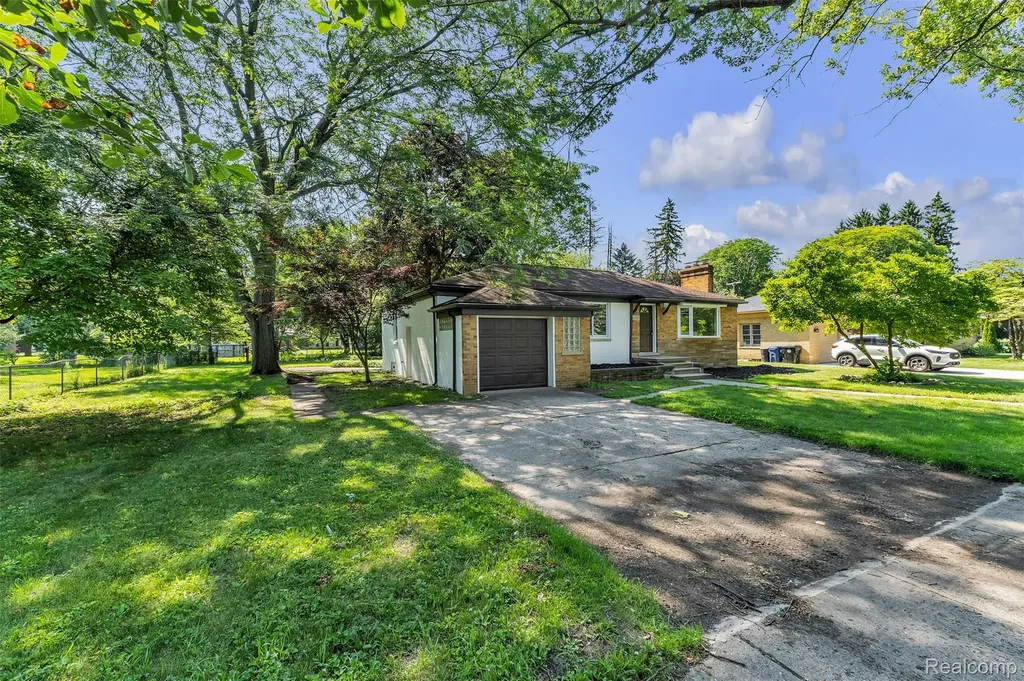 14221 Crosley Redford Charter Township MI 48239
