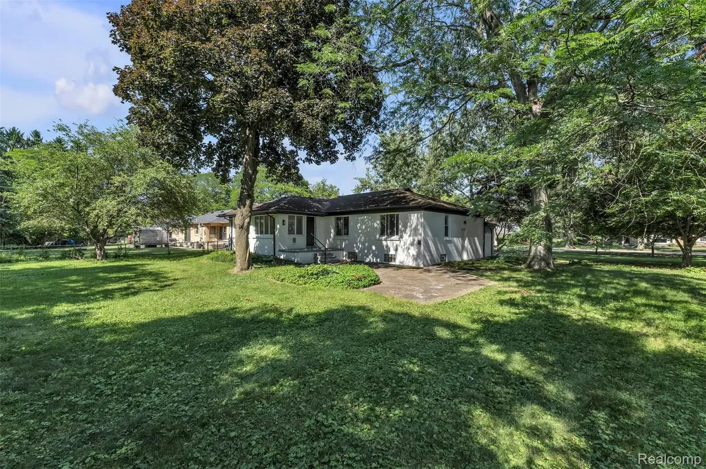 14221 Crosley Redford Charter Township MI 48239