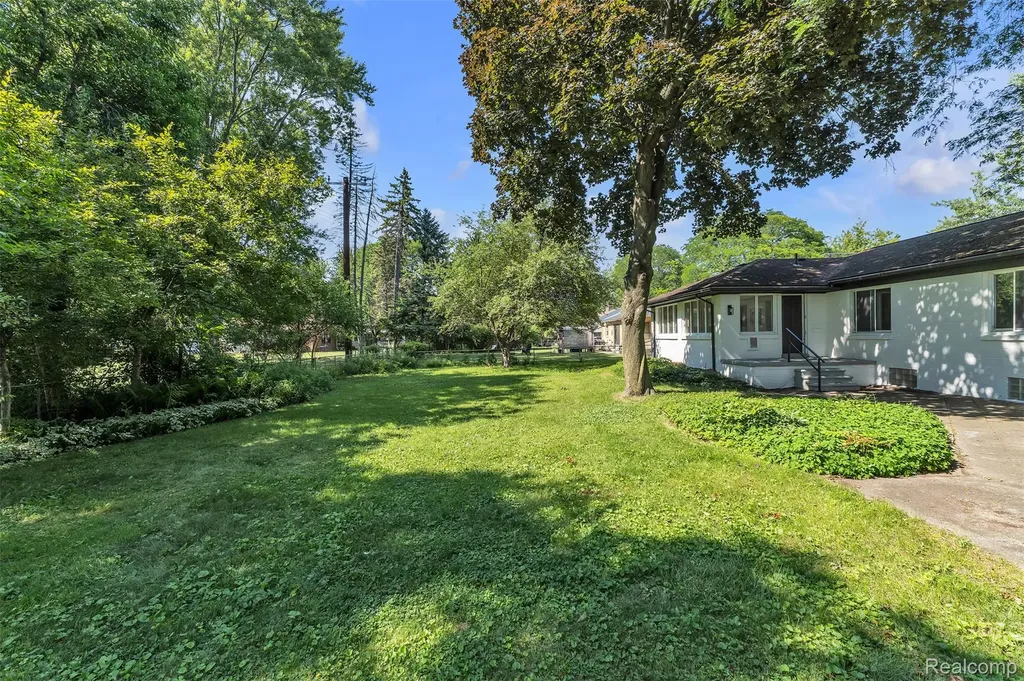 14221 Crosley Redford Charter Township MI 48239
