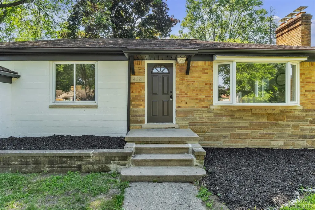 14221 Crosley Redford Charter Township MI 48239