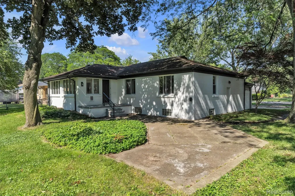 14221 Crosley Redford Charter Township MI 48239