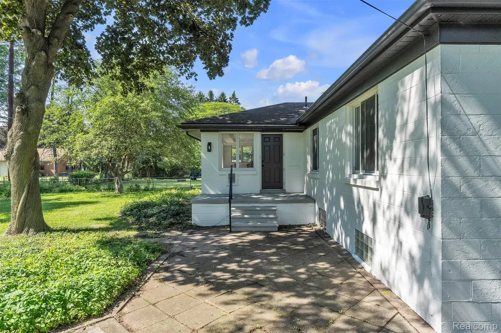 14221 Crosley Redford Charter Township MI 48239