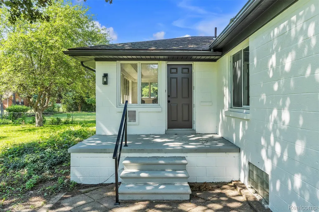 14221 Crosley Redford Charter Township MI 48239