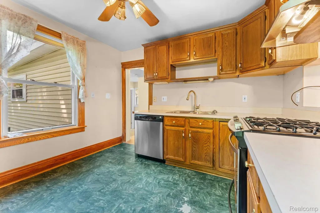 138 E Square Lake Road Troy City MI 48085