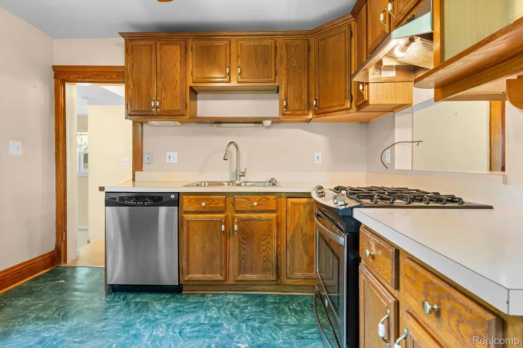 138 E Square Lake Road Troy City MI 48085
