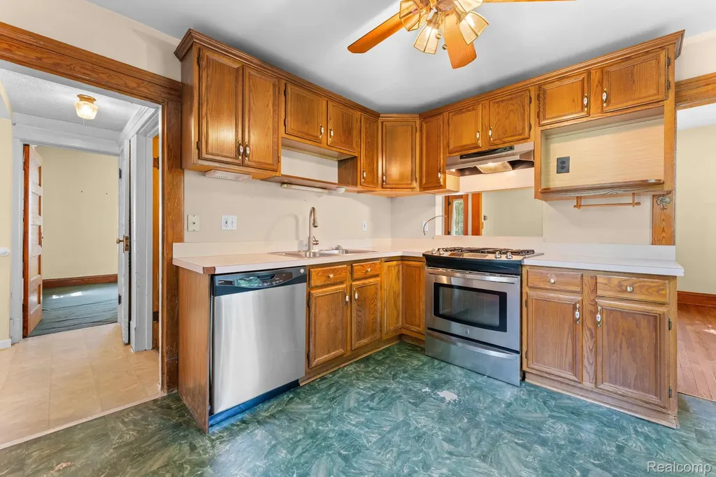 138 E Square Lake Road Troy City MI 48085