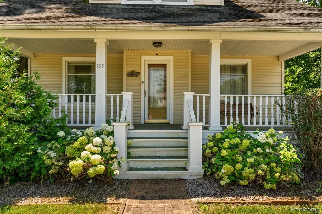 138 E Square Lake Road Troy City MI 48085