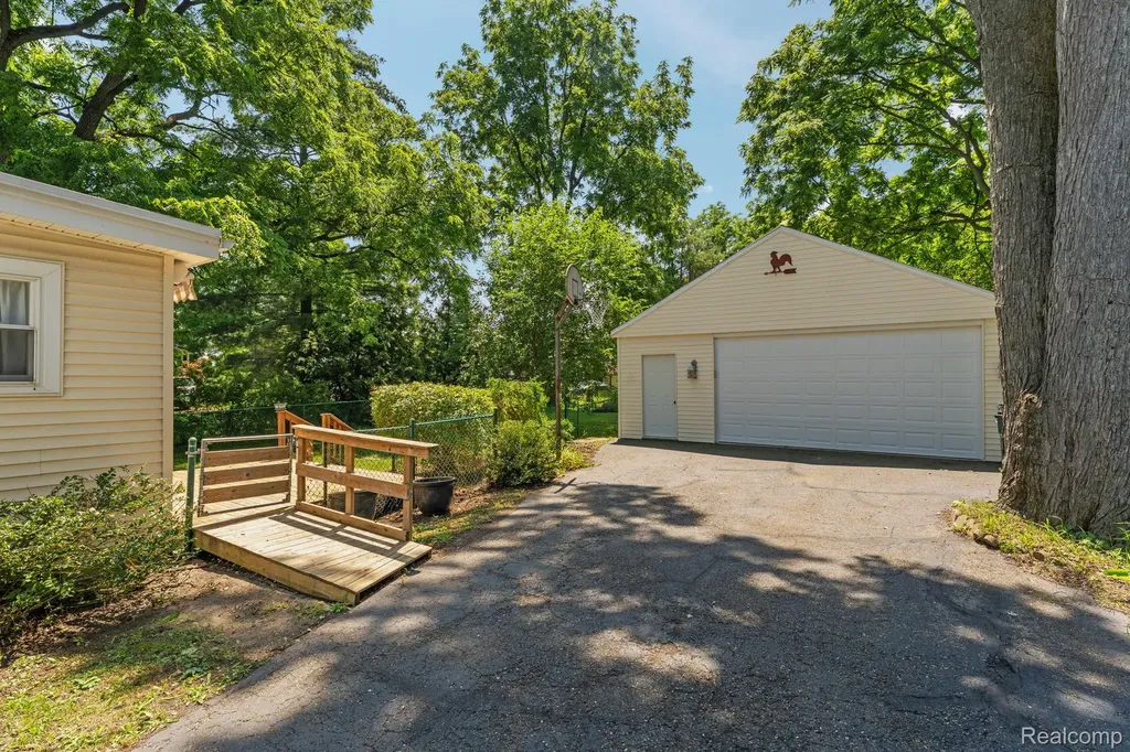 138 E Square Lake Road Troy City MI 48085