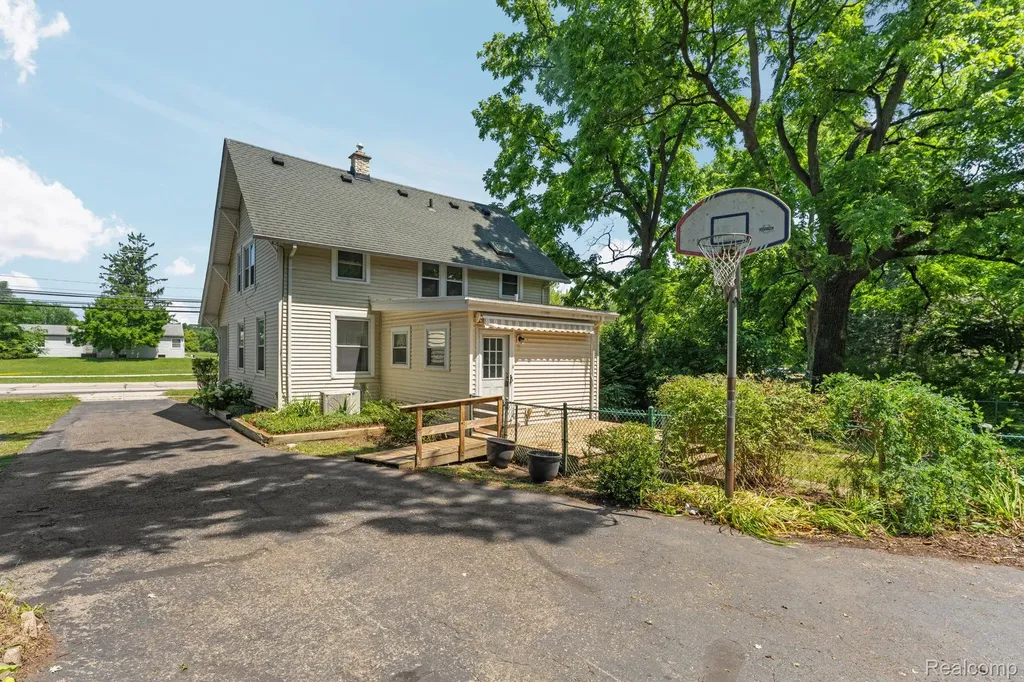 138 E Square Lake Road Troy City MI 48085