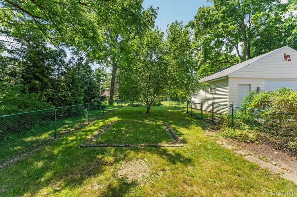 138 E Square Lake Road Troy City MI 48085