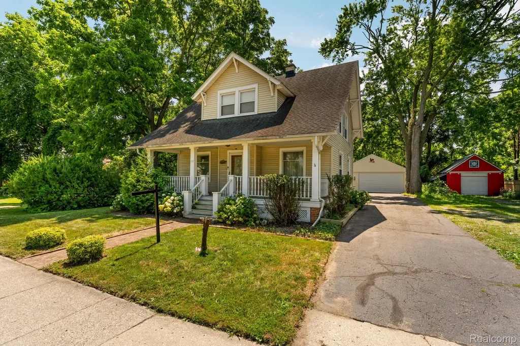 138 E Square Lake Road Troy City MI 48085