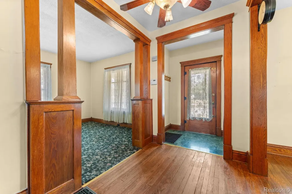 138 E Square Lake Road Troy City MI 48085