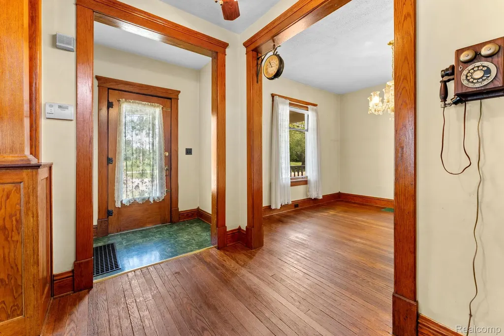 138 E Square Lake Road Troy City MI 48085