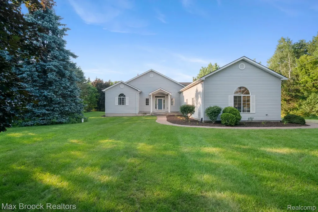 2165 Oakwood Road Brandon Charter Township MI 48462