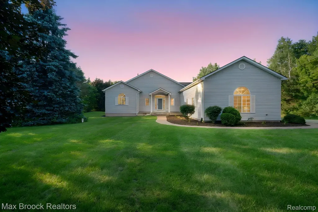 2165 Oakwood Road Brandon Charter Township MI 48462