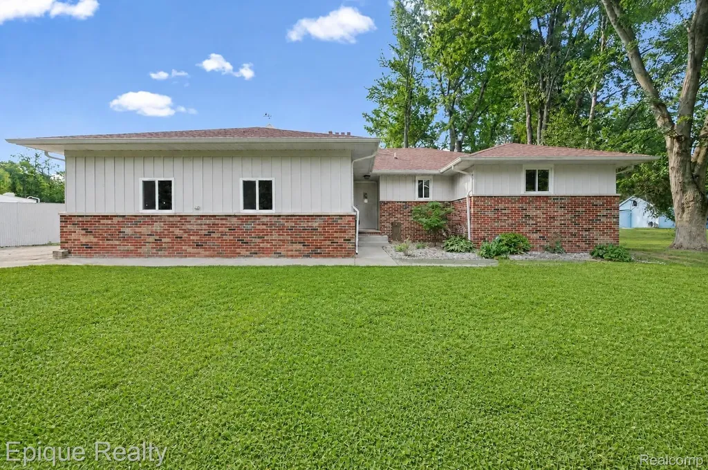 5155 Gratiot Avenue St. Clair Township MI 48079