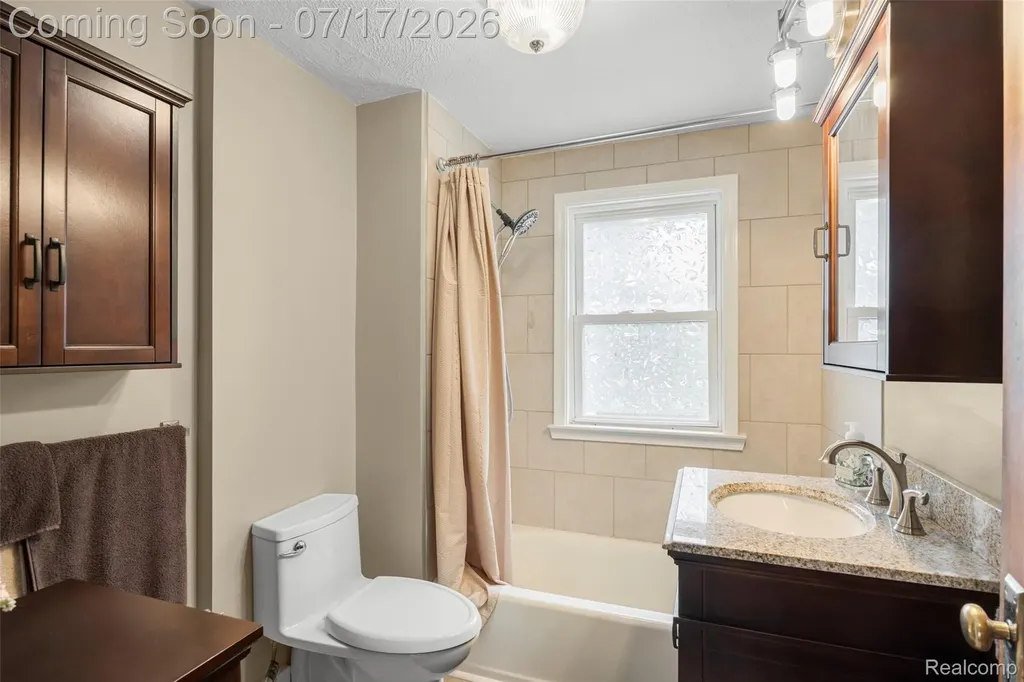 183 W Columbia Avenue Belleville City MI 48111