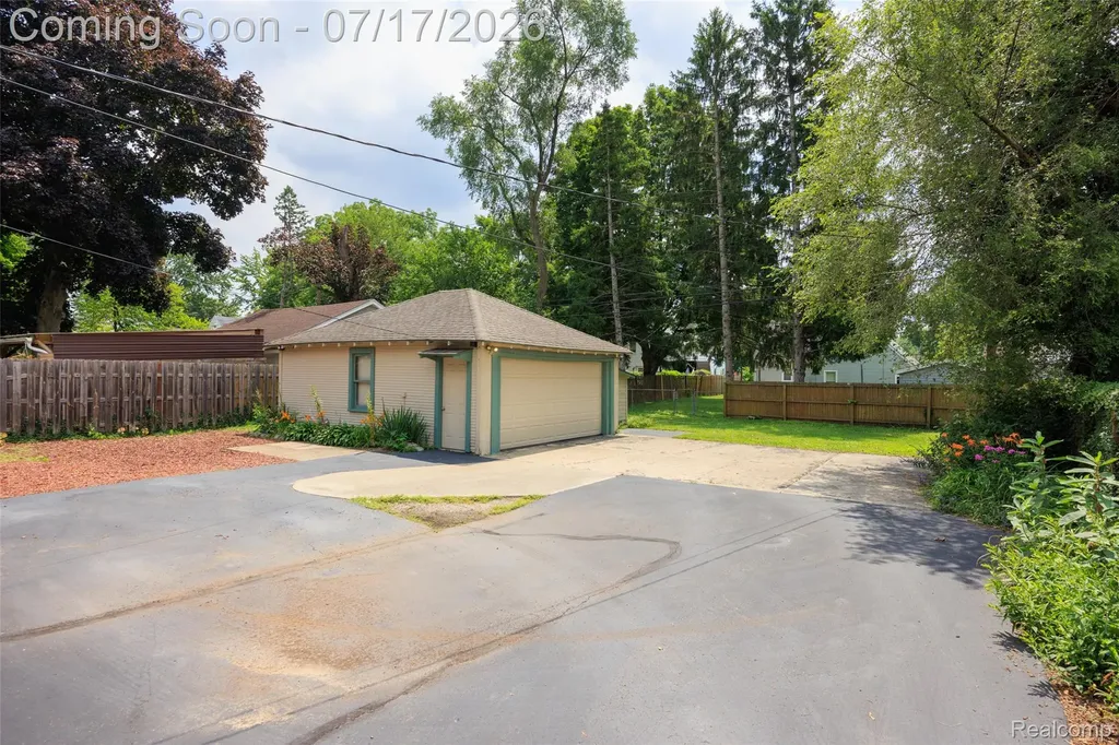 183 W Columbia Avenue Belleville City MI 48111