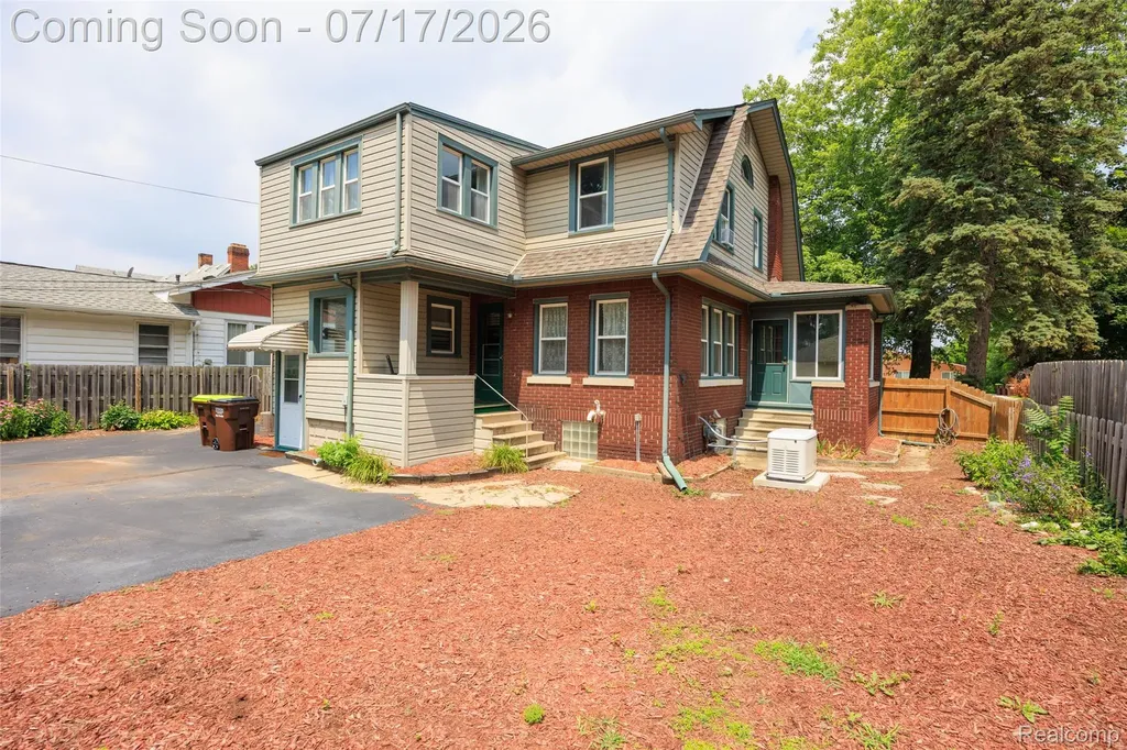 183 W Columbia Avenue Belleville City MI 48111