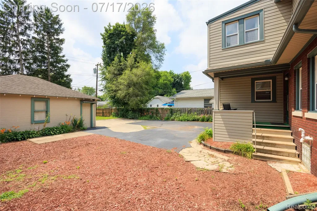183 W Columbia Avenue Belleville City MI 48111
