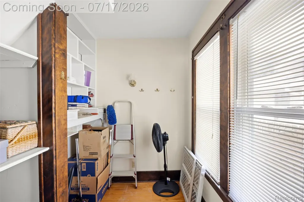 183 W Columbia Avenue Belleville City MI 48111