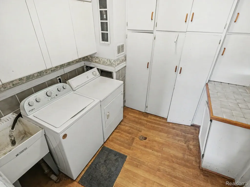 6350 Robinson Avenue Allen Park City MI 48101