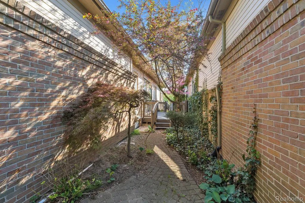 30 Turnberry Lane Dearborn City MI 48120