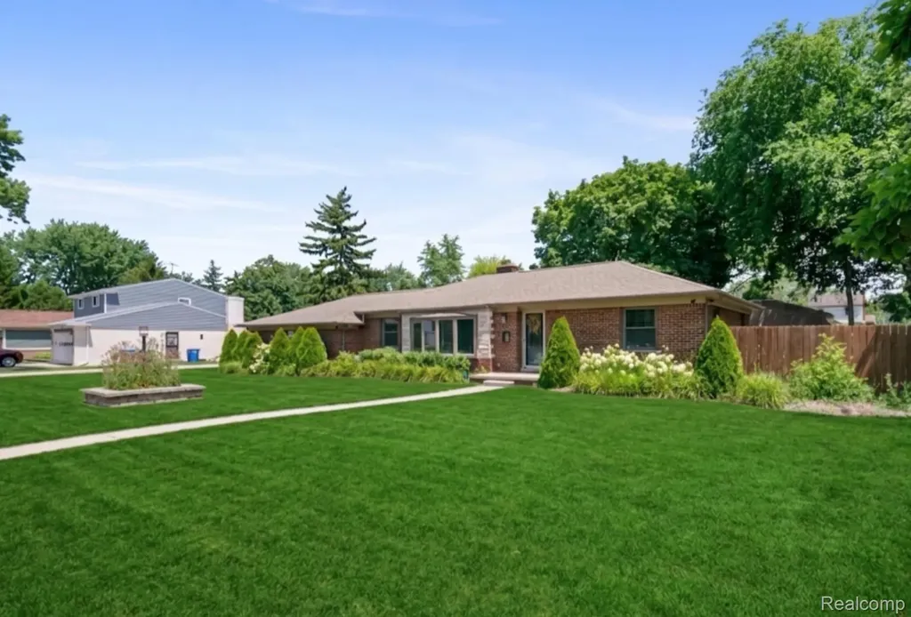 27200 Milton Avenue Warren City MI 48092