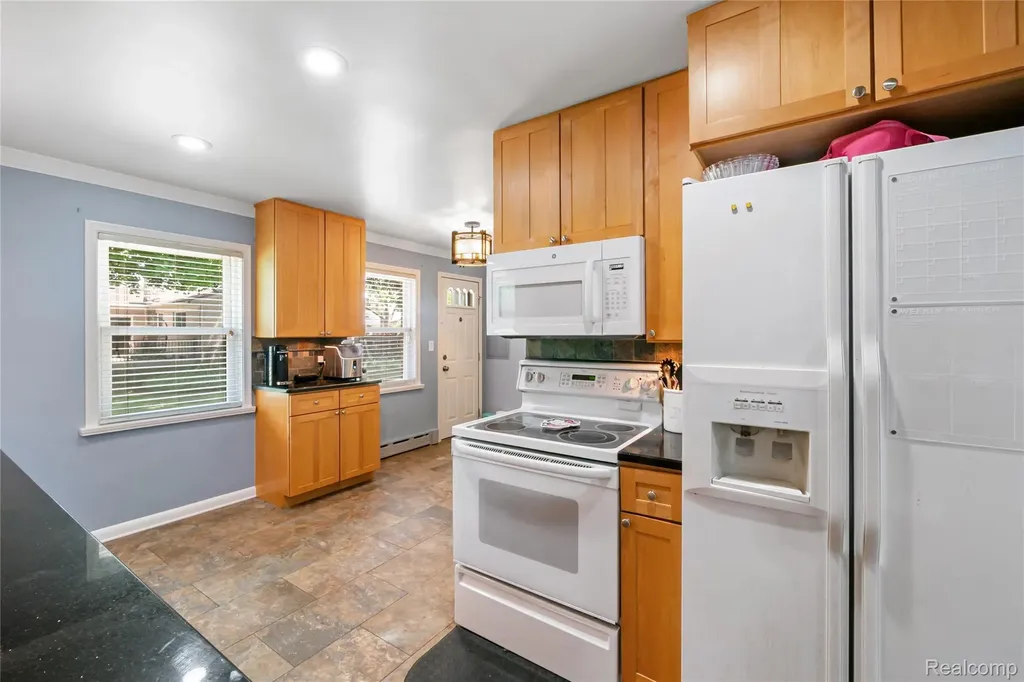 27200 Milton Avenue Warren City MI 48092