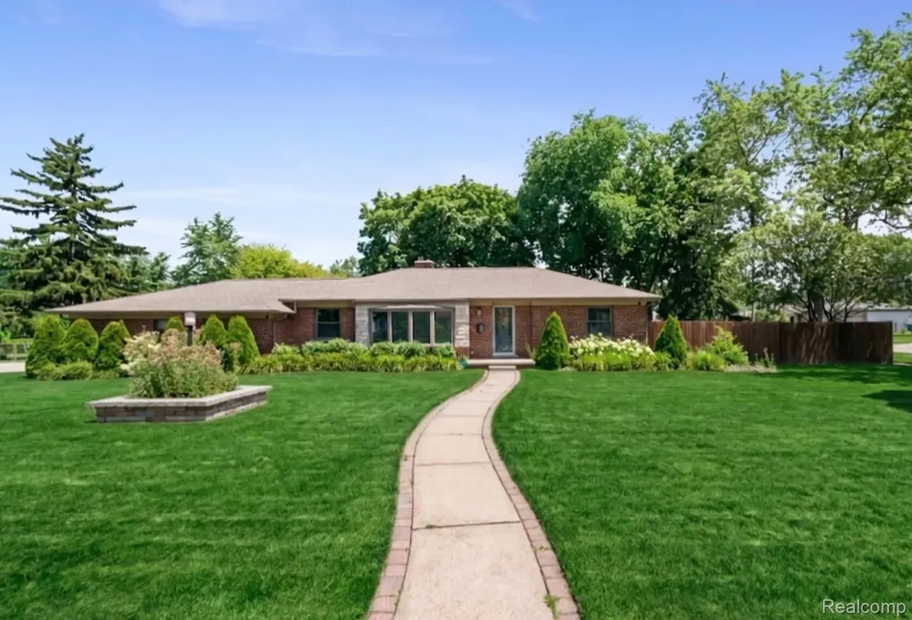 27200 Milton Avenue Warren City MI 48092