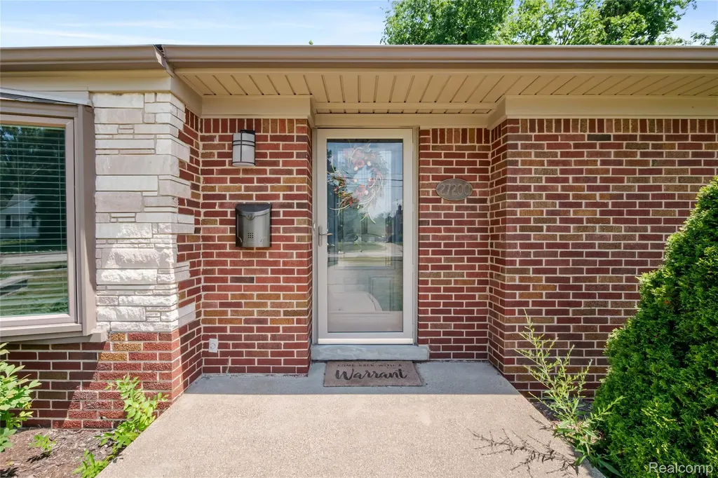 27200 Milton Avenue Warren City MI 48092