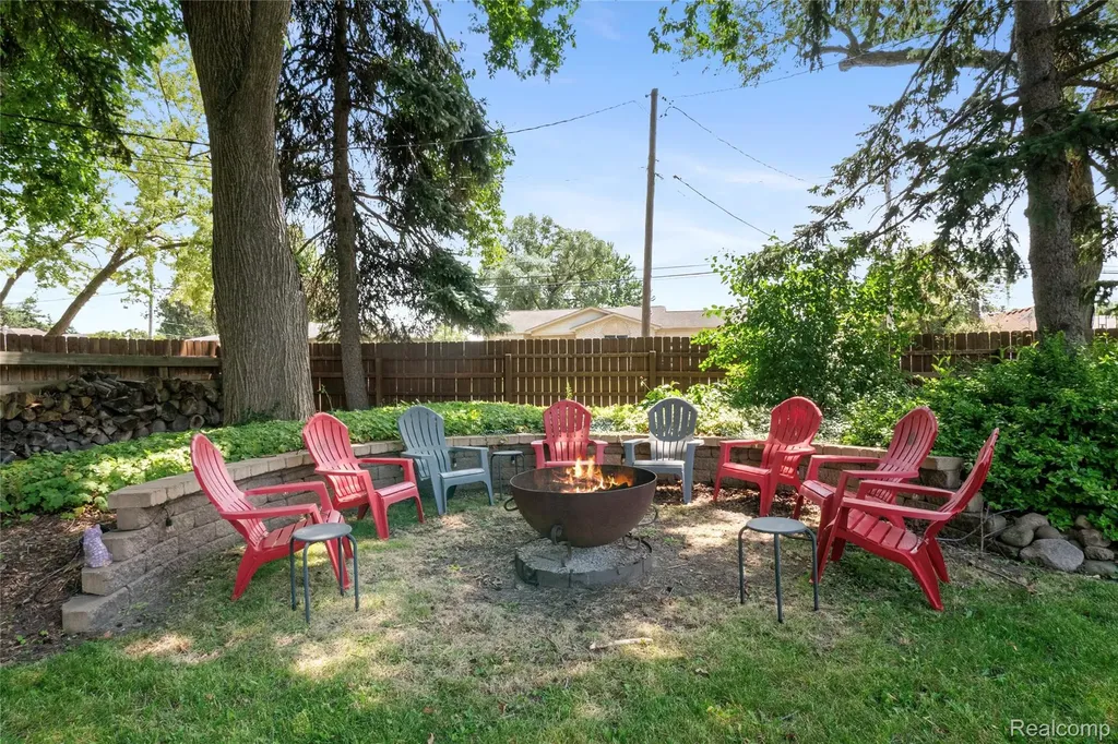 27200 Milton Avenue Warren City MI 48092