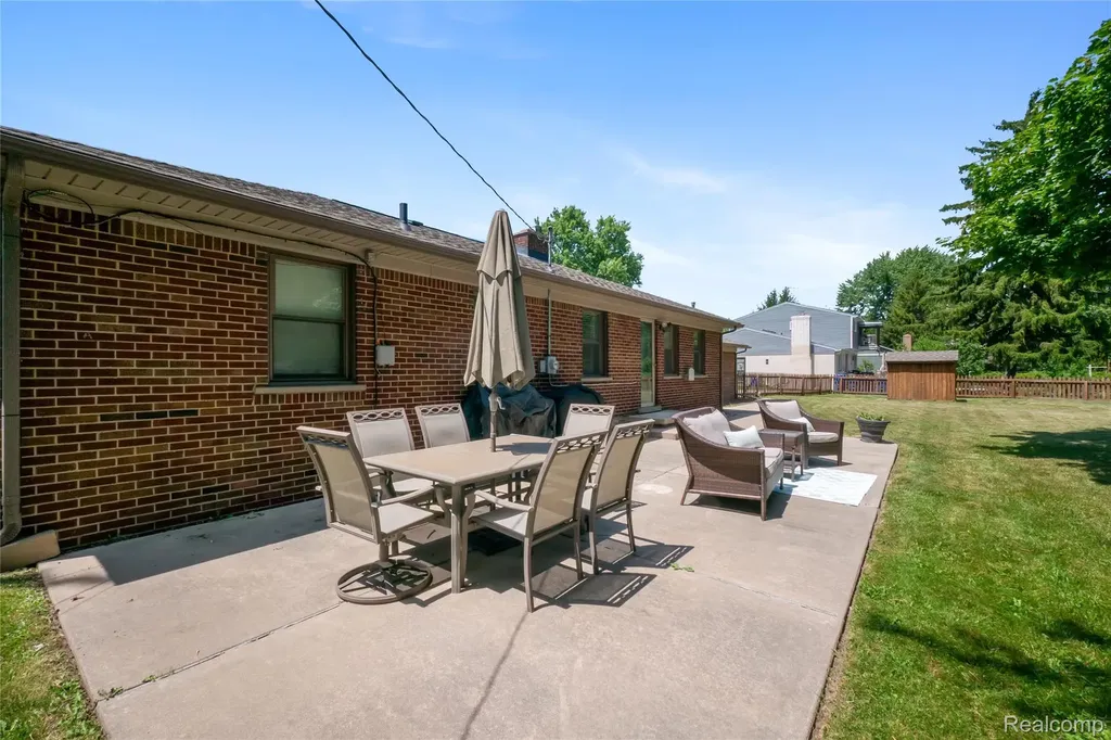 27200 Milton Avenue Warren City MI 48092