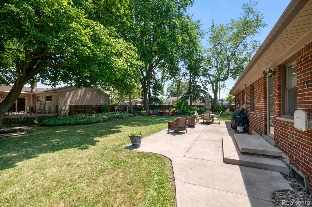 27200 Milton Avenue Warren City MI 48092