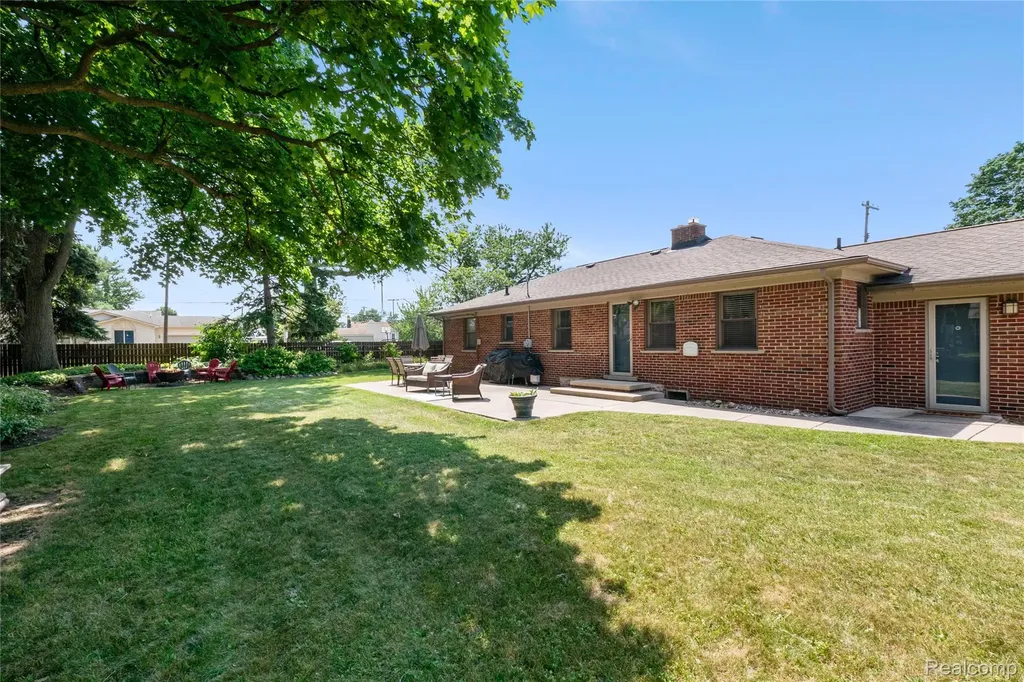 27200 Milton Avenue Warren City MI 48092