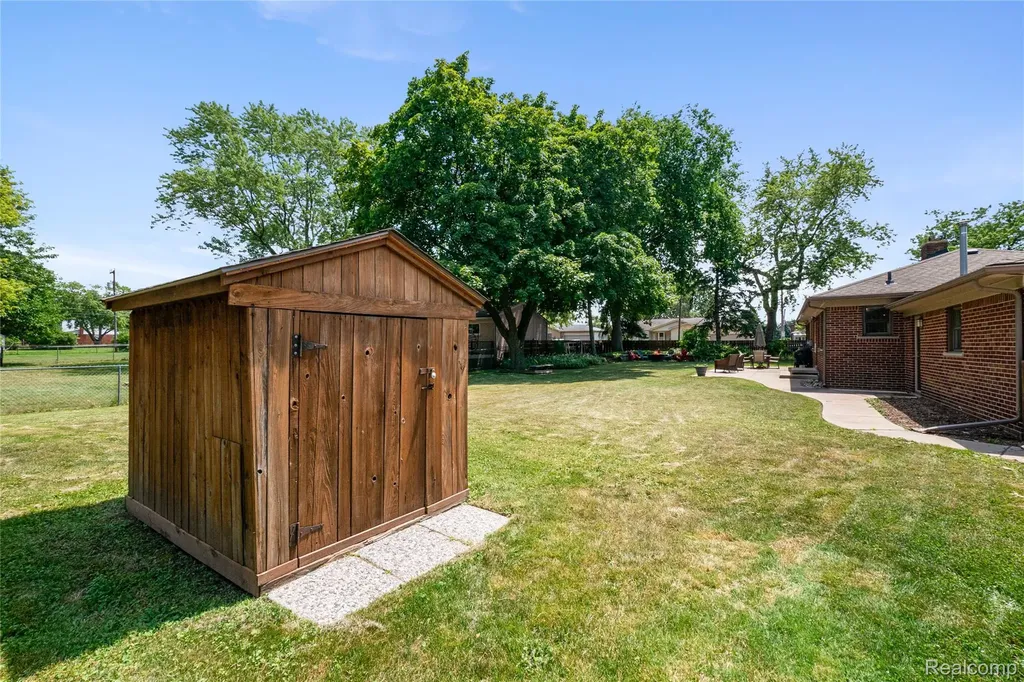 27200 Milton Avenue Warren City MI 48092