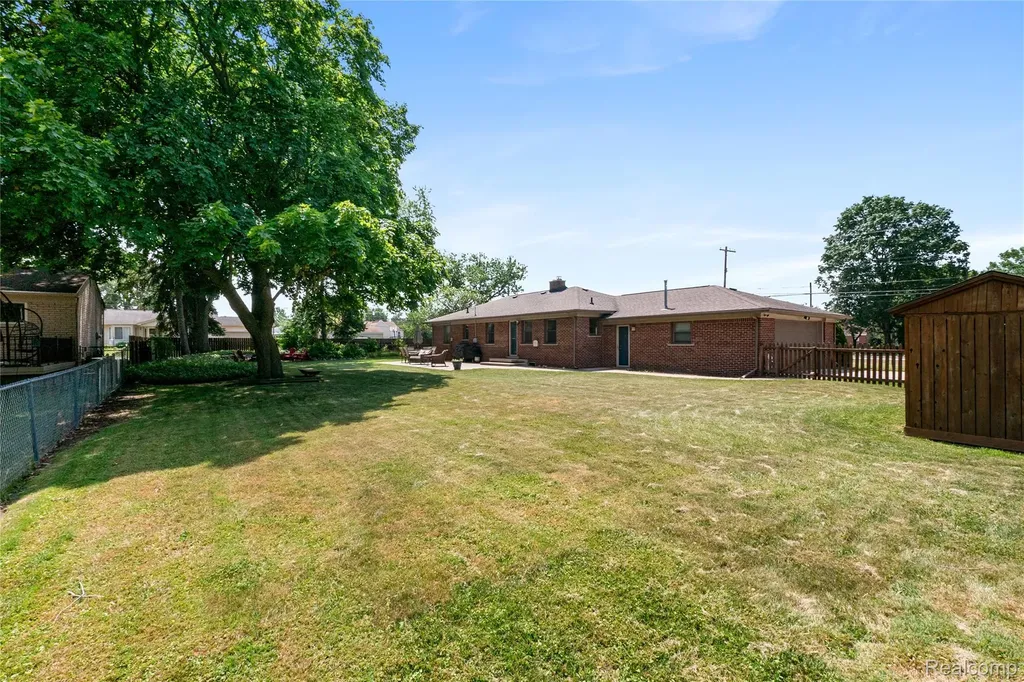 27200 Milton Avenue Warren City MI 48092