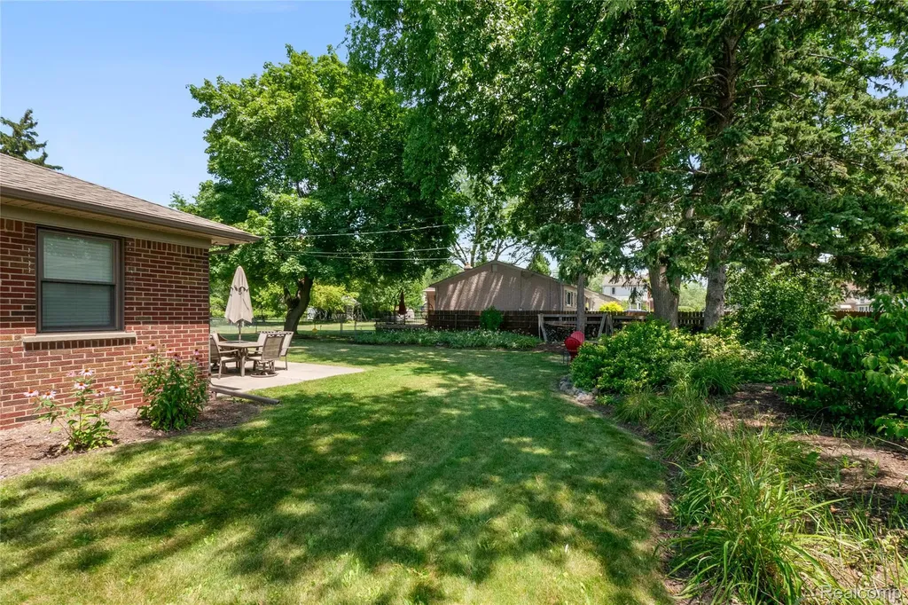 27200 Milton Avenue Warren City MI 48092