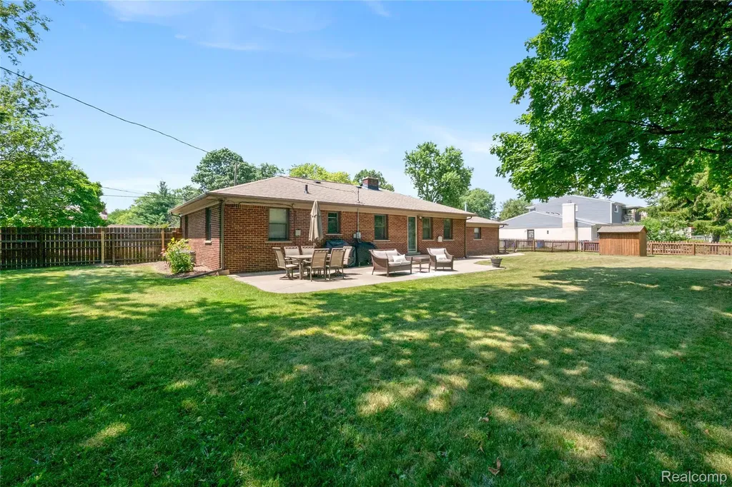 27200 Milton Avenue Warren City MI 48092